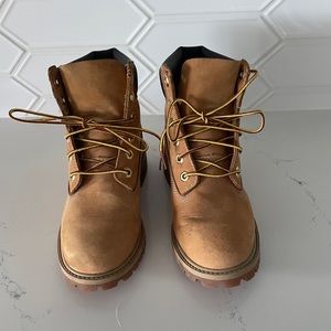Timberland Boots! In amazing condition! Boys size 4 or Women’s size 6-6.5!!